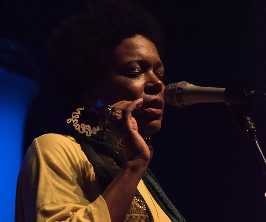 Fotografia eventowa prezentująca śpiewaczkę jazzową