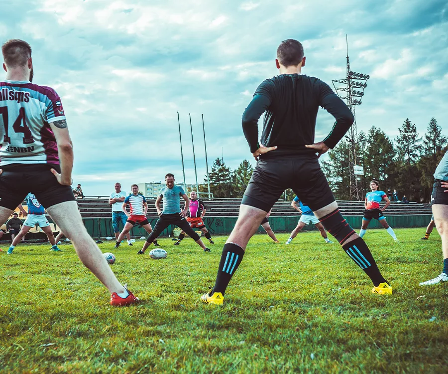 Fotografia eventowa prezentująca trening drużyny rugby