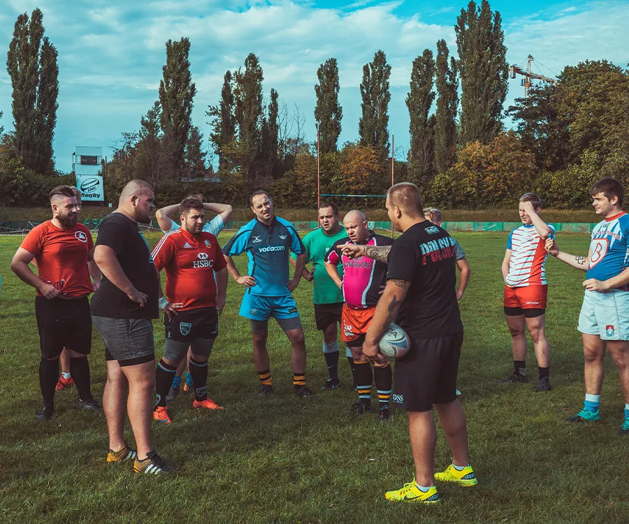 Fotografia eventowa prezentująca trening drużyny rugby