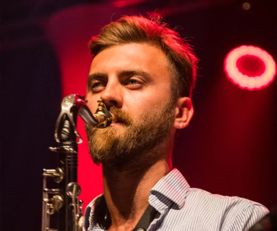 Fotografia eventowa z koncertu jazzowego, na zdjęciu mężczyzna grający na saxofonie 