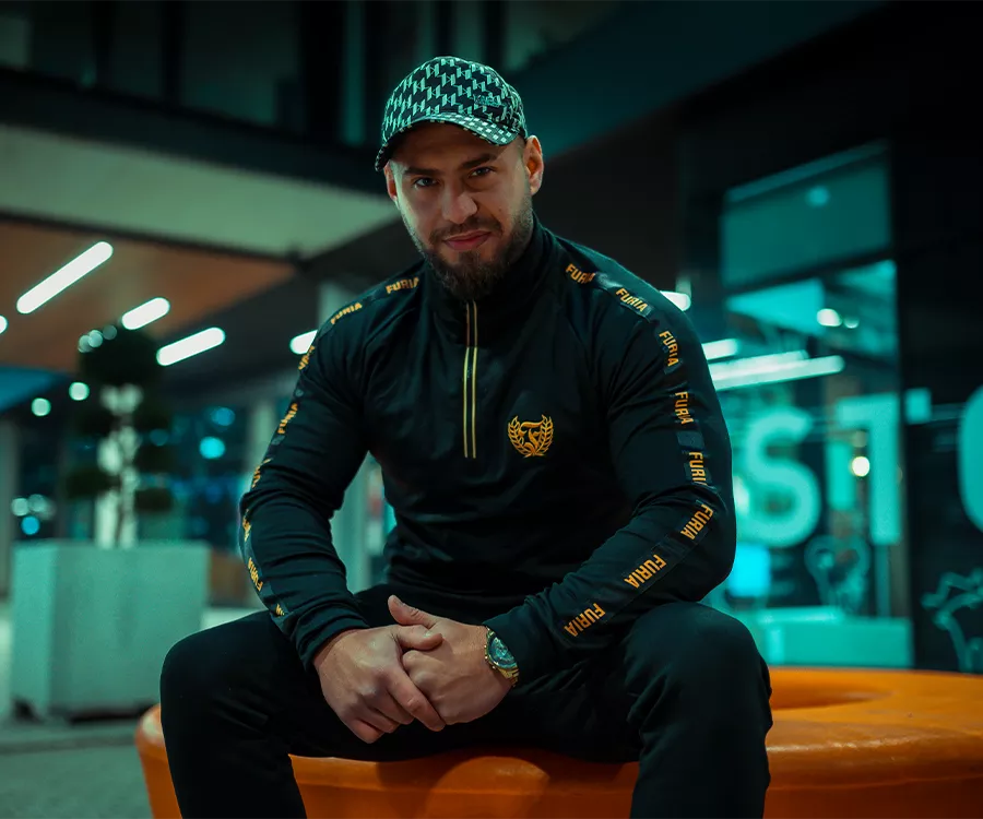 Mężczyzna w sportowym stroju w miejskim otoczeniu