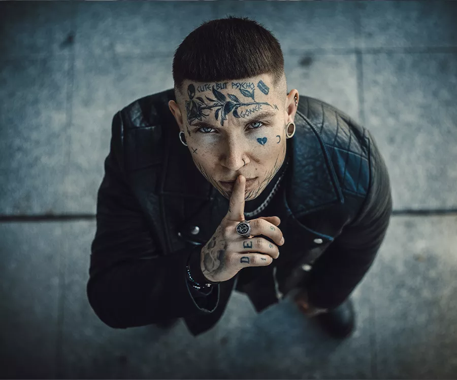 Portret mężczyzny zrobiony z góry, mężyczna patrzy w obiektyw