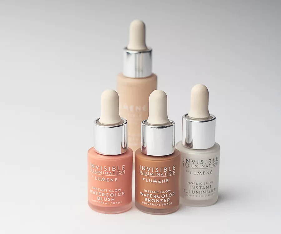 Zdjęcie produktowe przedstawiające 4 małe słoiczki marki Lumene wraz z pipetami. Są to kosmetyki do makijażu 