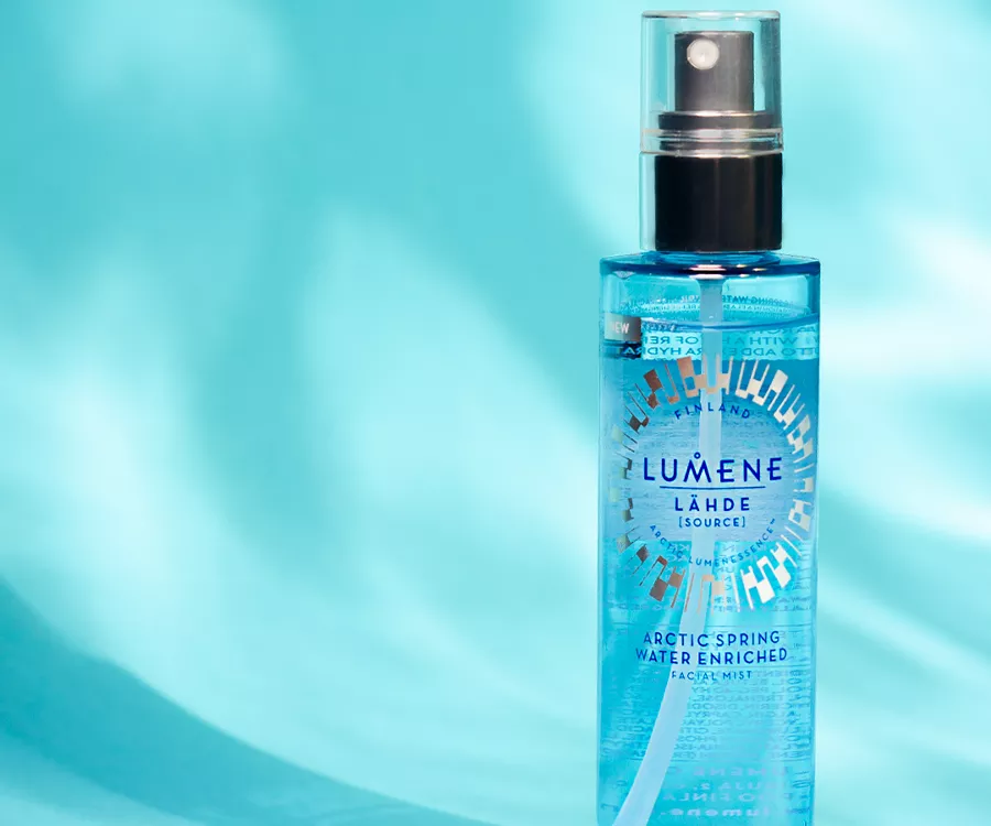 Zdjęcie produktowe przedstawiające mgiełkę w plastikowej, niebieskiej, butelce. 