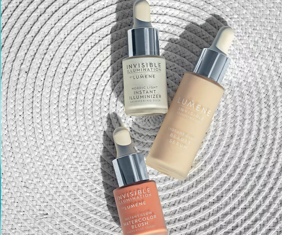 Zdjęcie produktowe przedstawiające kosmetyki do twarzy leżące na macie, w słoneczny dzień.