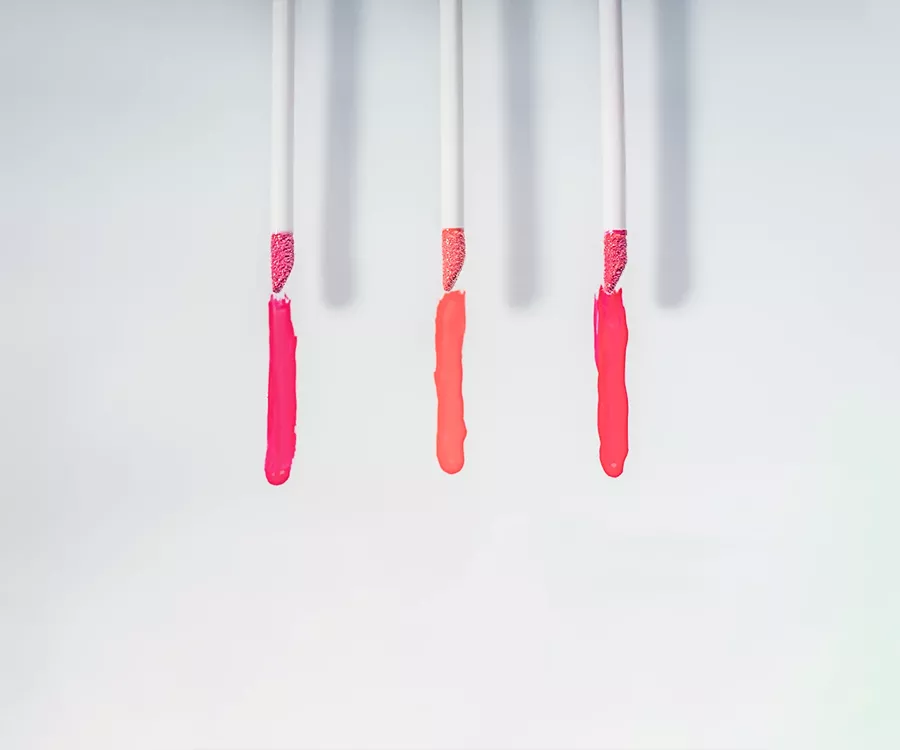 Zdjęcie produktowe przedstawiające 3 pędzelki do błyszczyków, na każdym znajduje się inny kolor.