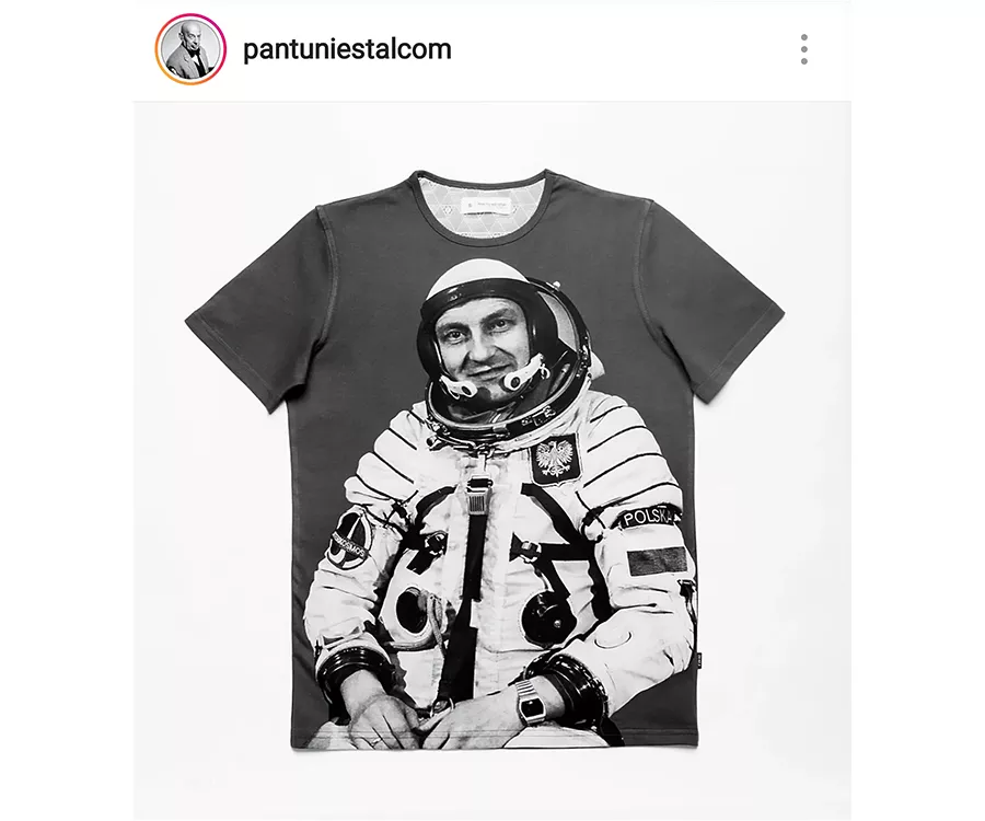 Zdjęcie produktowe przedstawiające koszulke z nadrukiem. Na nadruku jest Mirosław Hermaszewski.