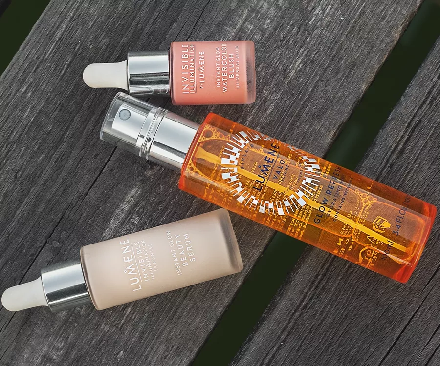 Zdjęcie produktowe przedstawiające kosmetyki do makijażu leżące na drewnianym pomoście