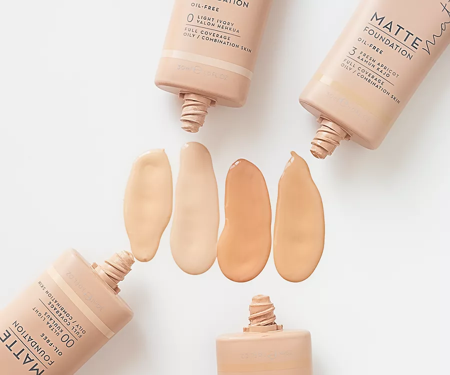 Zdjęcie produktowe przedstawiające 4 podkłady do twarz, które są wyciśnięte by pokazać ich odcień