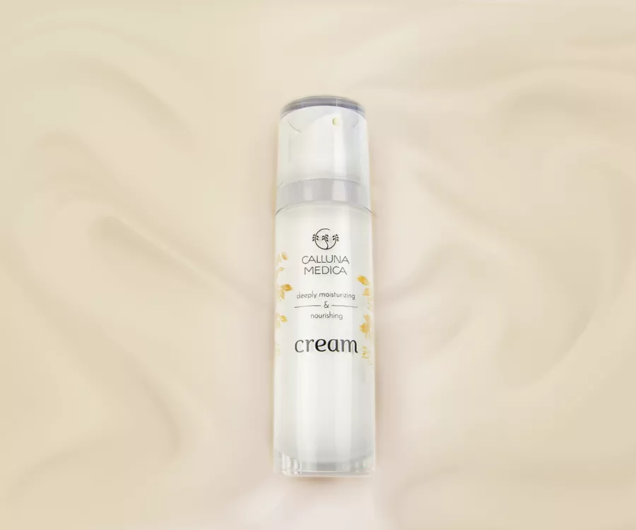 Zdjęcie produktowe przedstawiające krem z pompką leżący na jedwabnym materiale