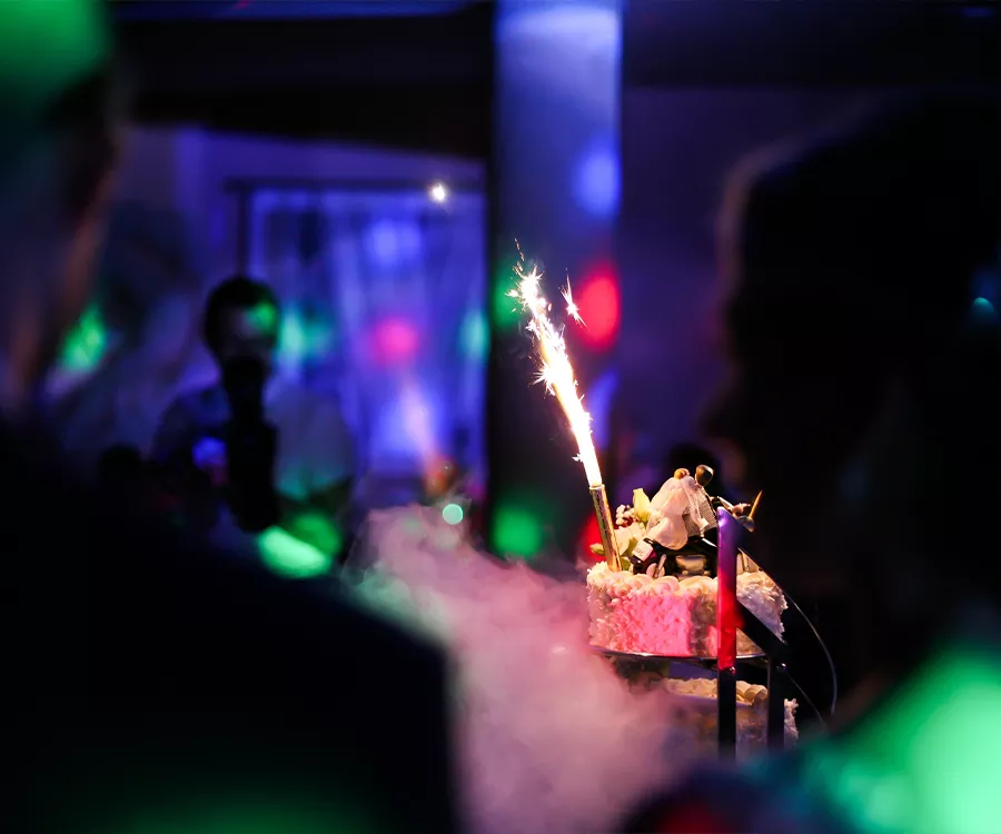 Zdjęcie tortu weselnega widzianego zza pary młodej.