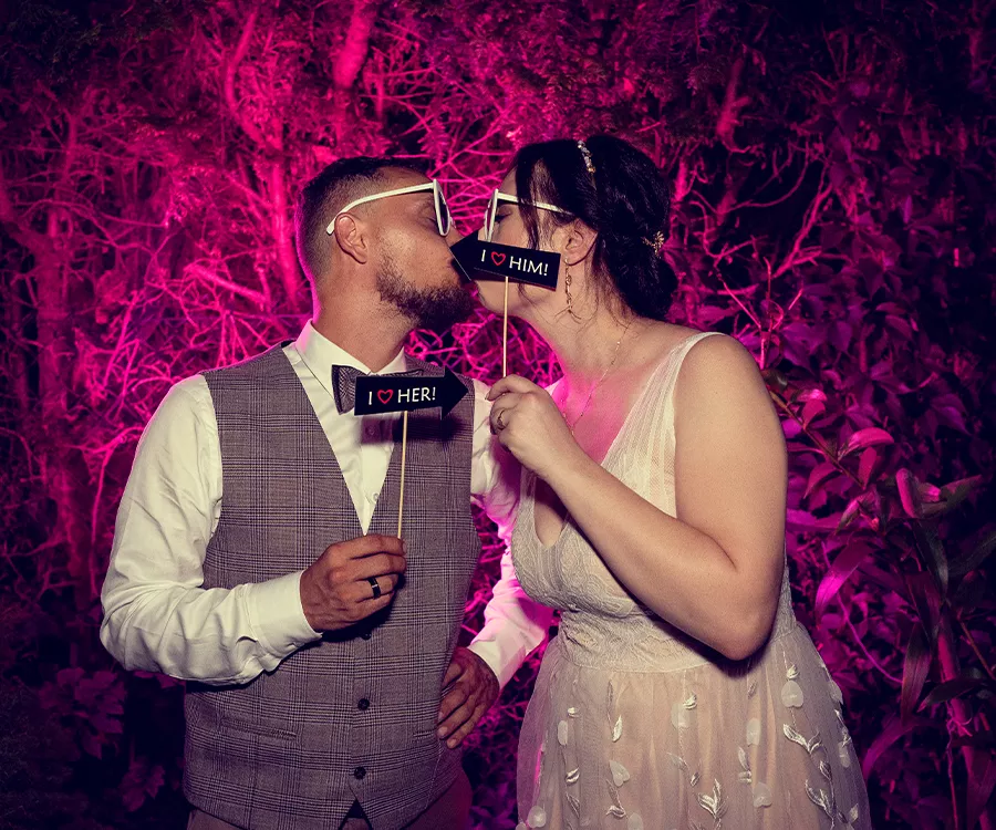 Zdjęcie młodej pary w trakcie pocałunku w stylu zdjęć z fotobudki